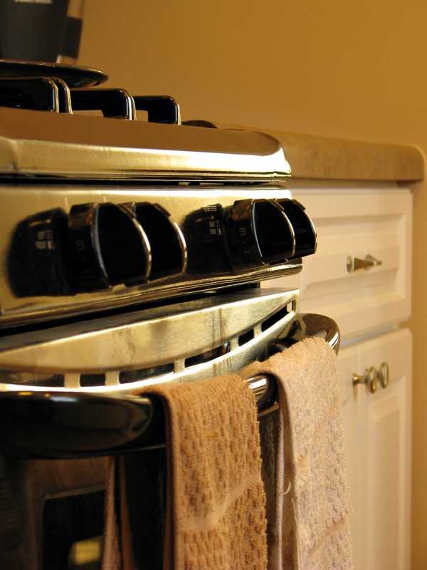 Плиту и духовку необходимо мыть регулярно