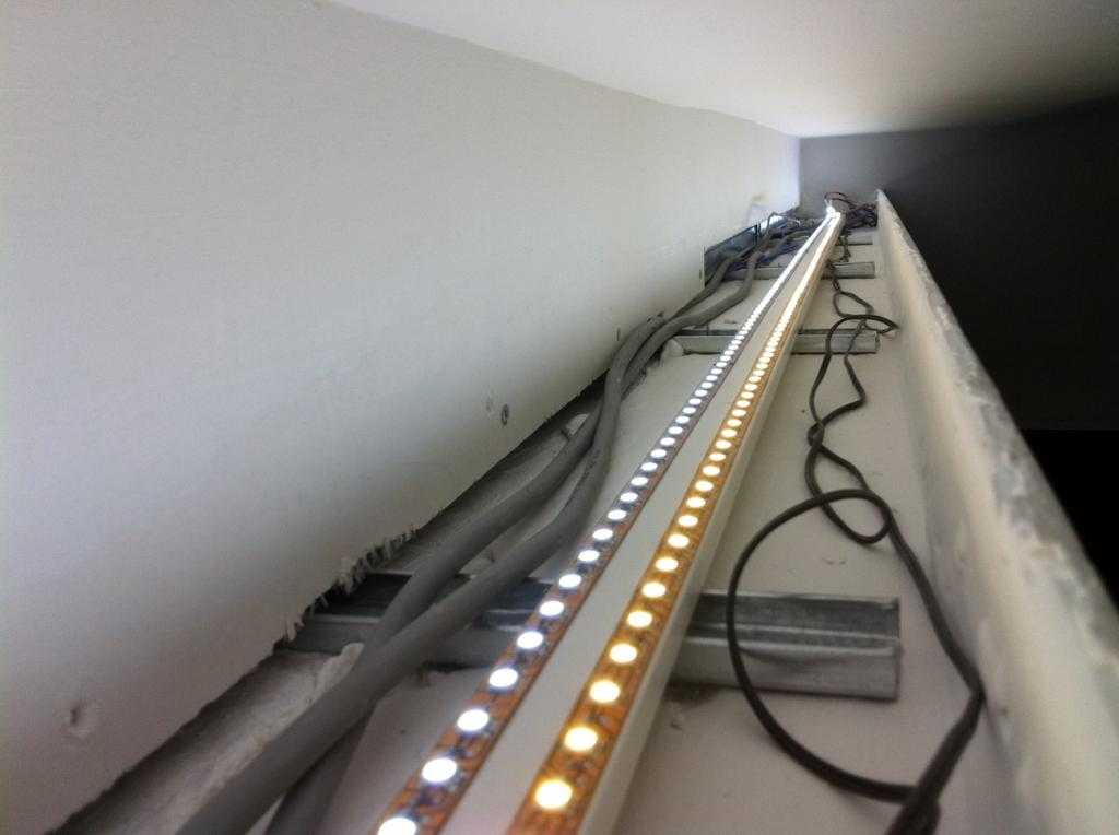 установка подсветки потолка светодиодной лентой