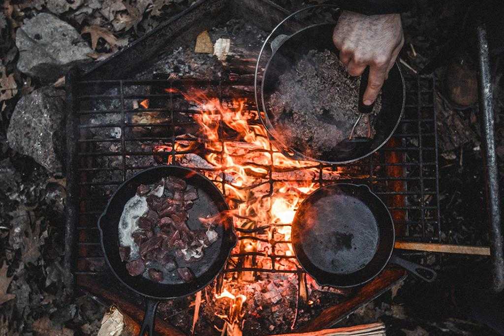 Чугунные сковородки в огне