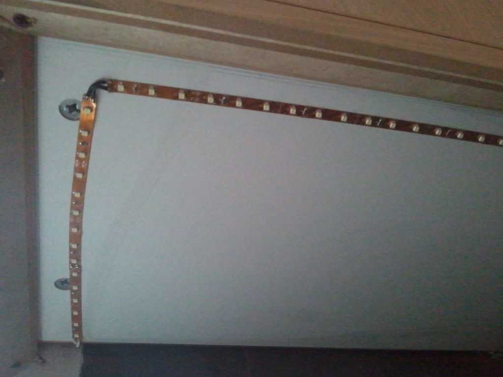 установка светодиодной ленты на натяжной потолок