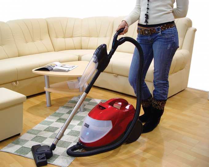 Избавиться от запаха в ковре поможет обычный пылесос