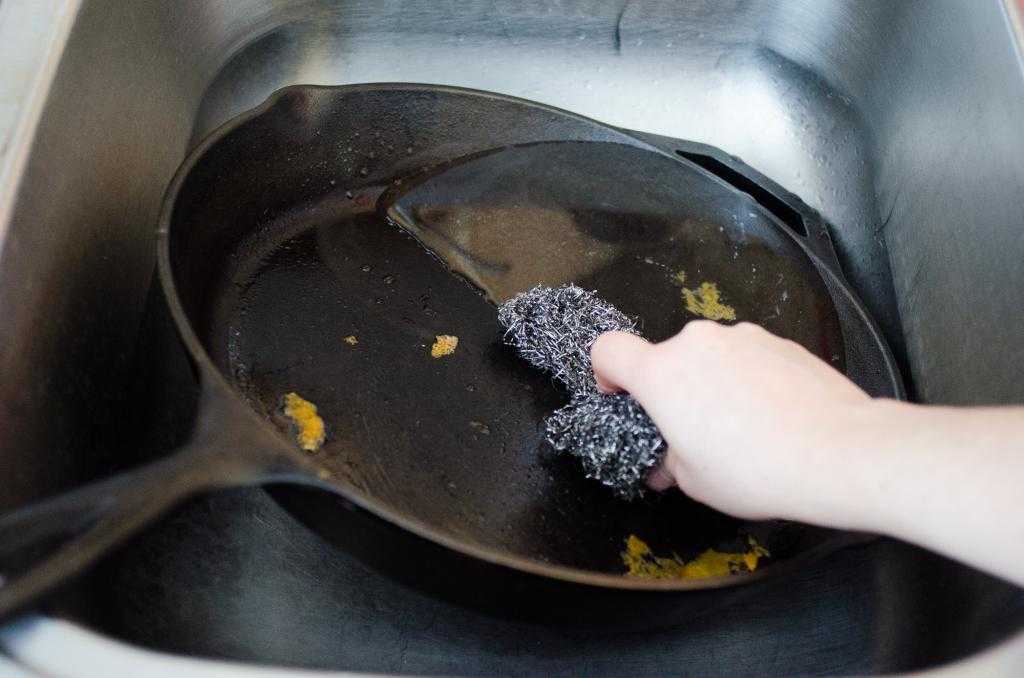 Очищение чугунной сковороды