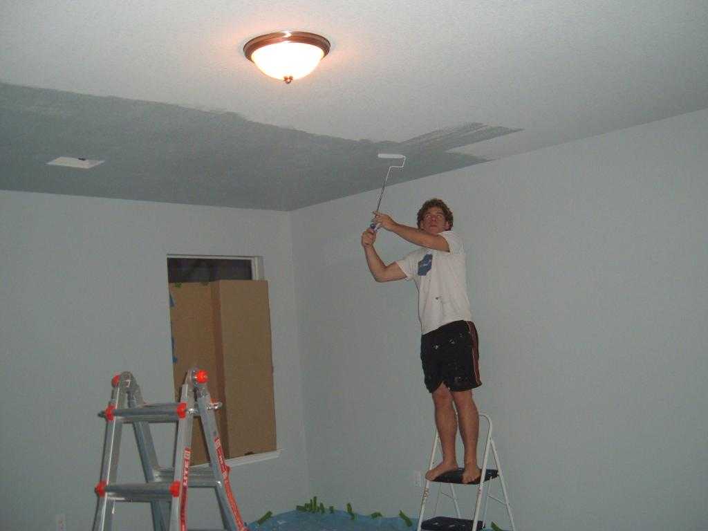 какой краской покрасить потолок в квартире