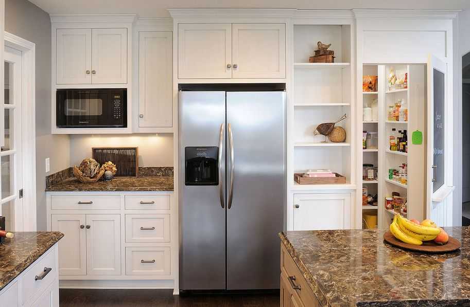 угловой кухонный гарнитур со встроенным холодильником