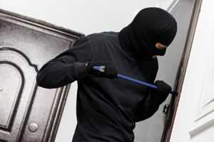 Как защитить квартиру от кражи