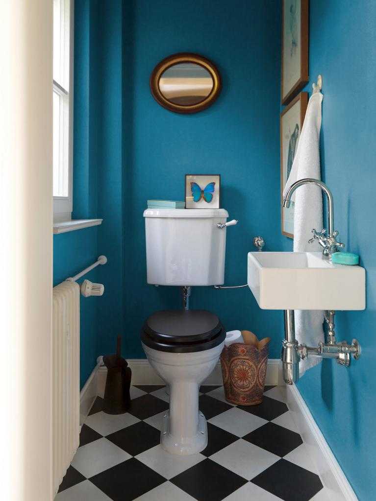 декор туалета в синем стиле