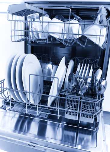 Встраиваемая посудомоечная машина прекрасно вписывается в интерьер кухни