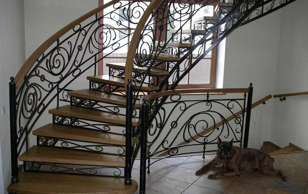 Кованая лестница в интерьере дома