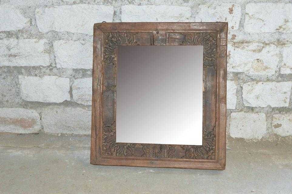 Винтажное зеркало в деревянной раме