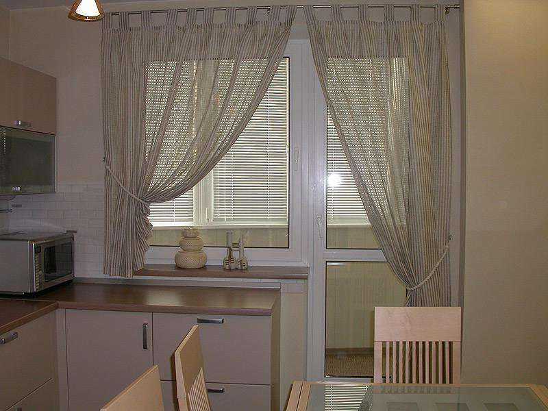шторы на кухню с балконом
