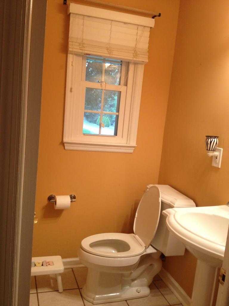 Интерьер туалета с окном