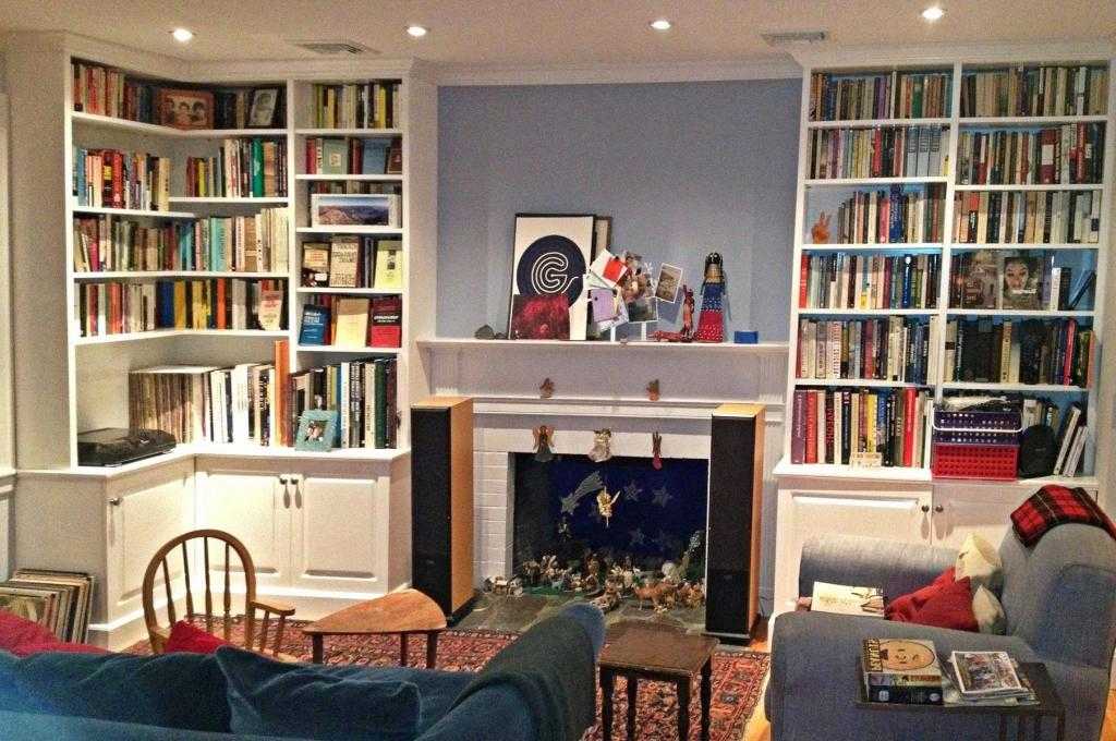 Книжный шкаф в гостинной