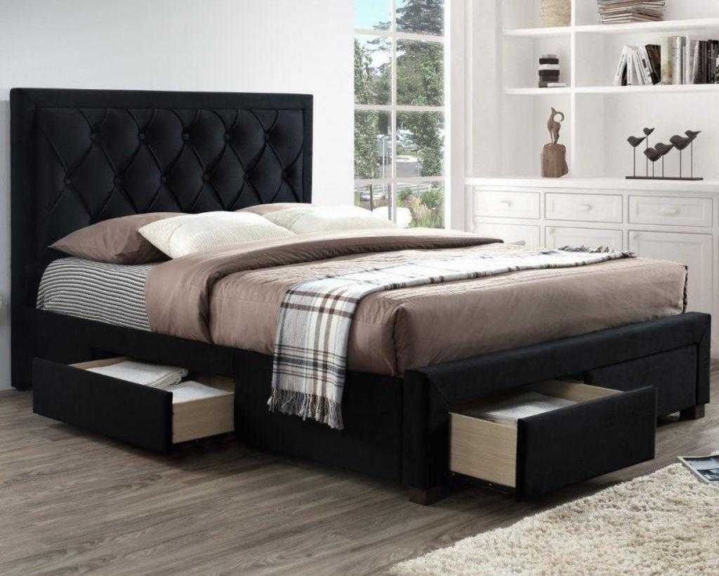 Кровать со встроенными полочками