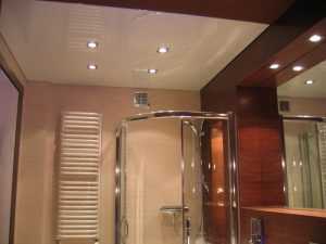 Можно ли в ванной делать натяжной потолок: установка, плюсы и минусы, отзывы