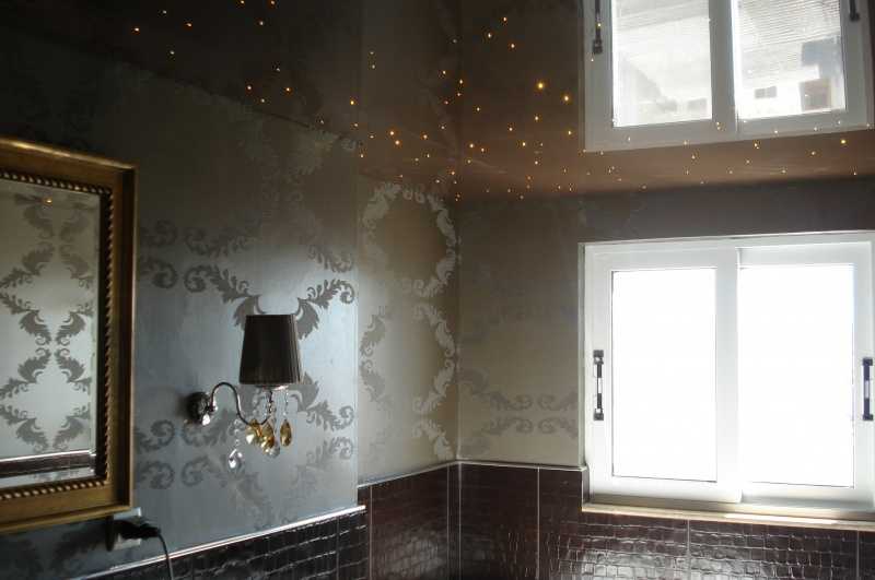 дизайн натяжных потолков в ванной комнате