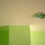 Как снять водоэмульсионную краску с потолка