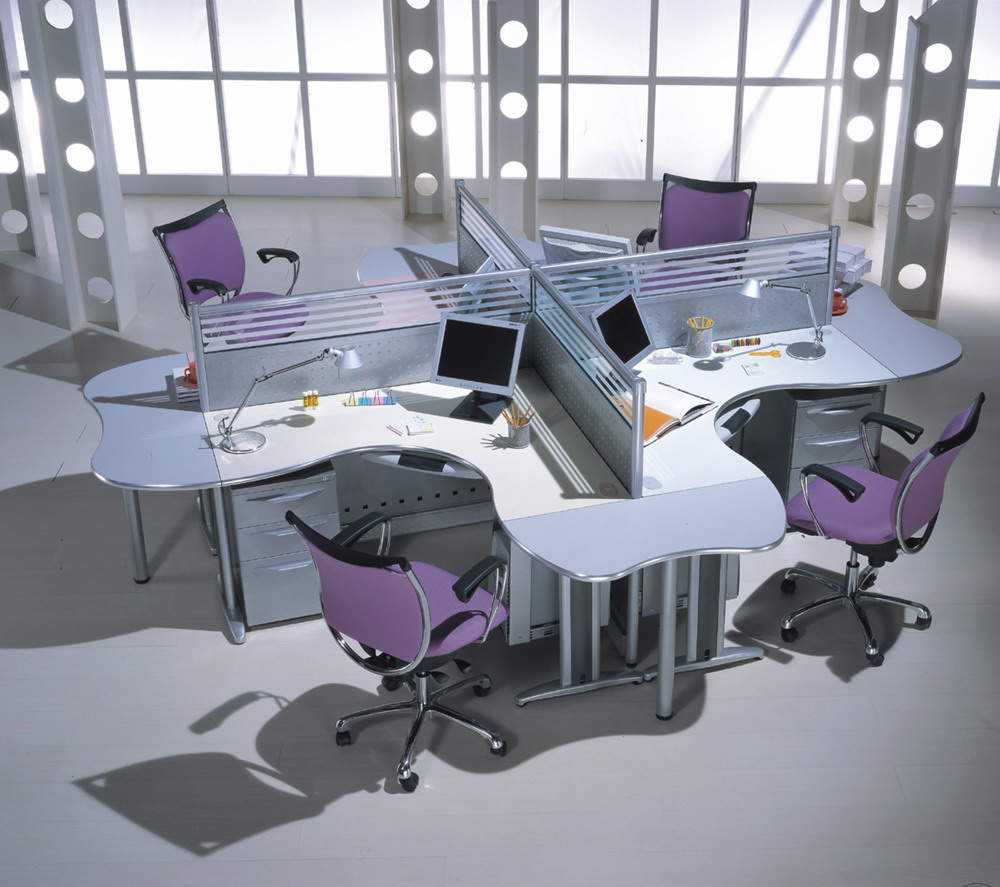 Офис с фиолетовыми стульями