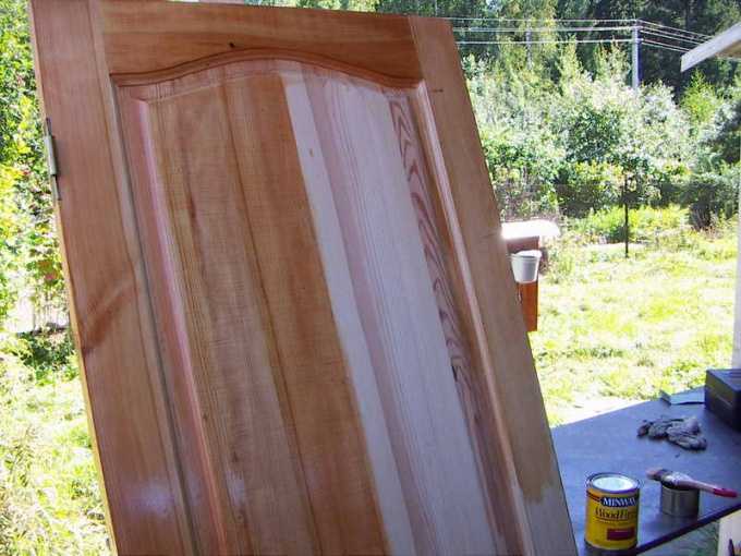 Как покрасить деревянные <strong>двери</strong>