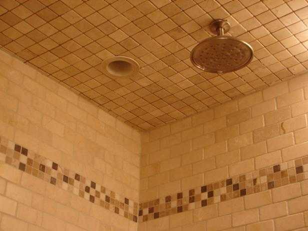 потолок в ванной, выложенный плиткой